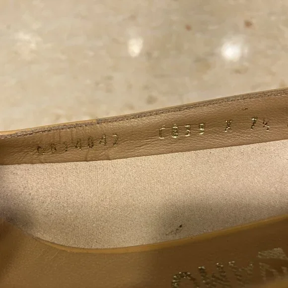 Salvatore Ferragamo Women Vara Pump  sz7.5B –Amaretti (Tan/Beige) Patent Leather - Picture 16 of 16